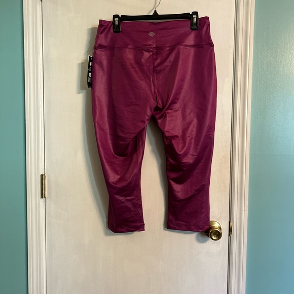 NWT ZELOS Capri Leggings, Shiny Berry, Women’s L - Picture 5 of 7